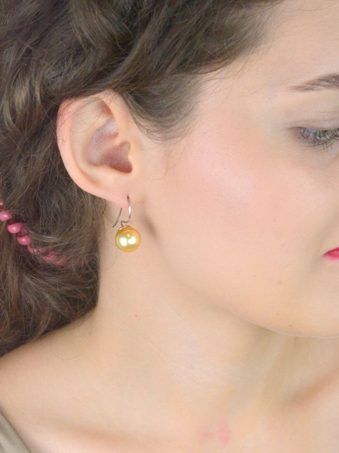 Kolczyki damskie srebrne 925 Swarovski KW 5818GO, zdobione złotą perłą. Długość 2,5 cm, szerokość 1,3 cm, zapięcie bigiel otwarty, waga 5,73 g. Eleganckie i trwałe.1.jpg